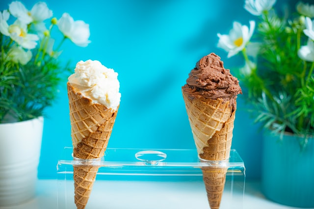 vanilla and chocolate ice cream cones
